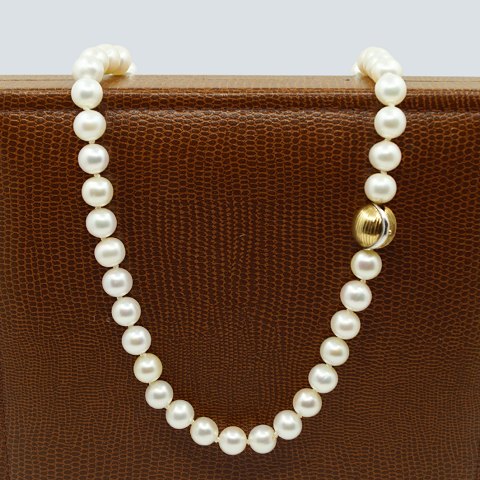 Ole Lynggaard; Clasp in 14k gold and white gold with pearl necklace Ole Lynggaard; Clasp in 14k gold and white gold with pearl necklace